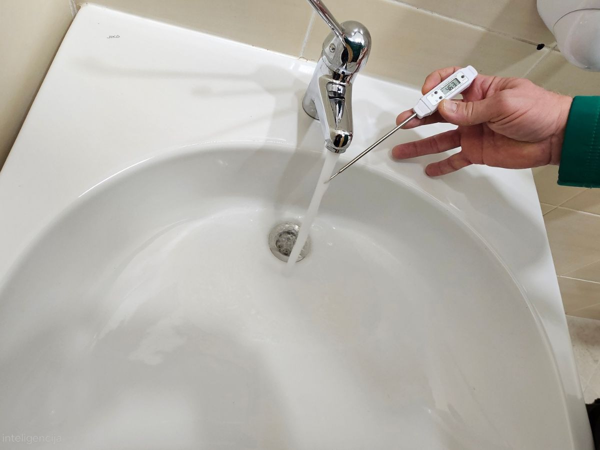 Pestrid stručnjak provodi mjerenje temperature vode digitalnim termometrom kao dio politike kvalitete i kontrole Legionelle.