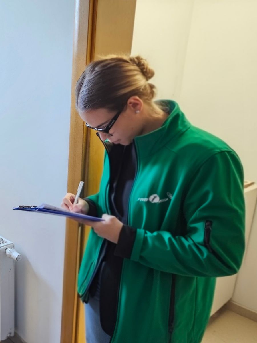 Pestrid stručnjakinja provodi stručni nadzor i procjenu rizika kao dio cjelovitog sanitarnog rješenja.